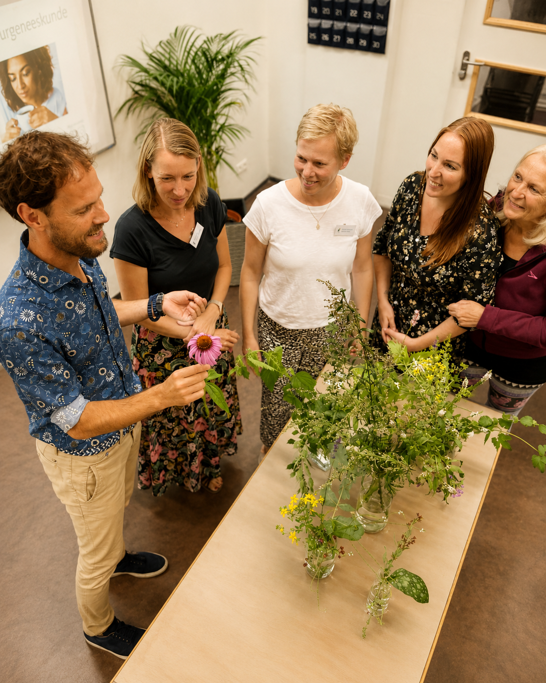 Studenten bestuderen samen met de docent kruidenboeken en verse planten tijdens een lesdag